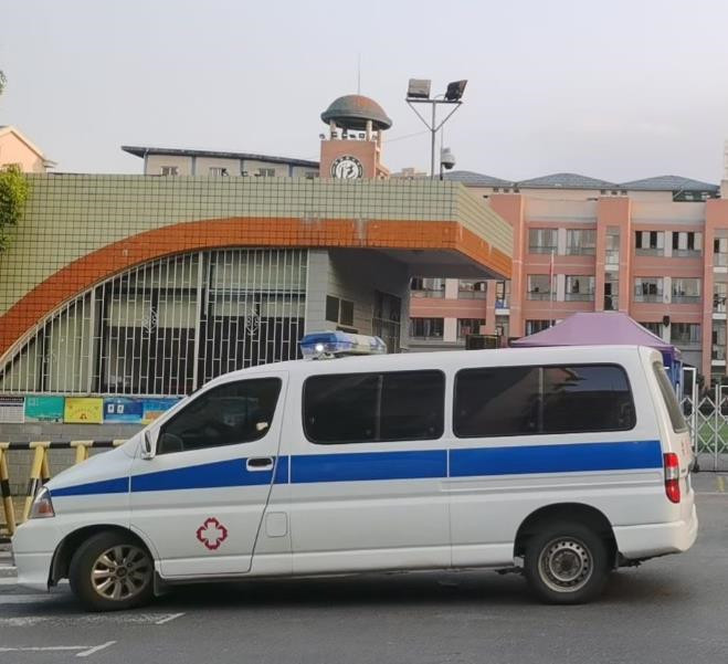 鹿城救护车出租护送骨折病人一公里多少钱